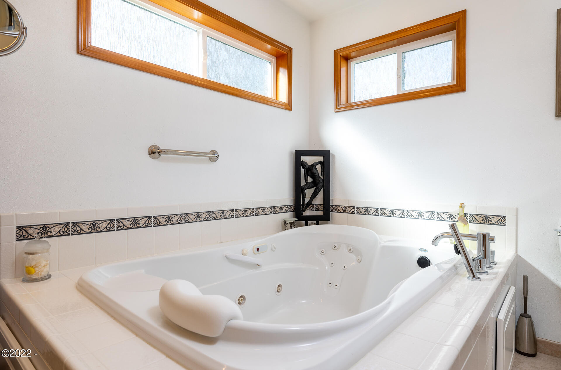 3098 Northeast Johns Loop Neotsu, OR 97364 - Photo 15 of 35 Spa Tub