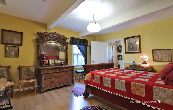 a view of a livingroom with washer and dryer