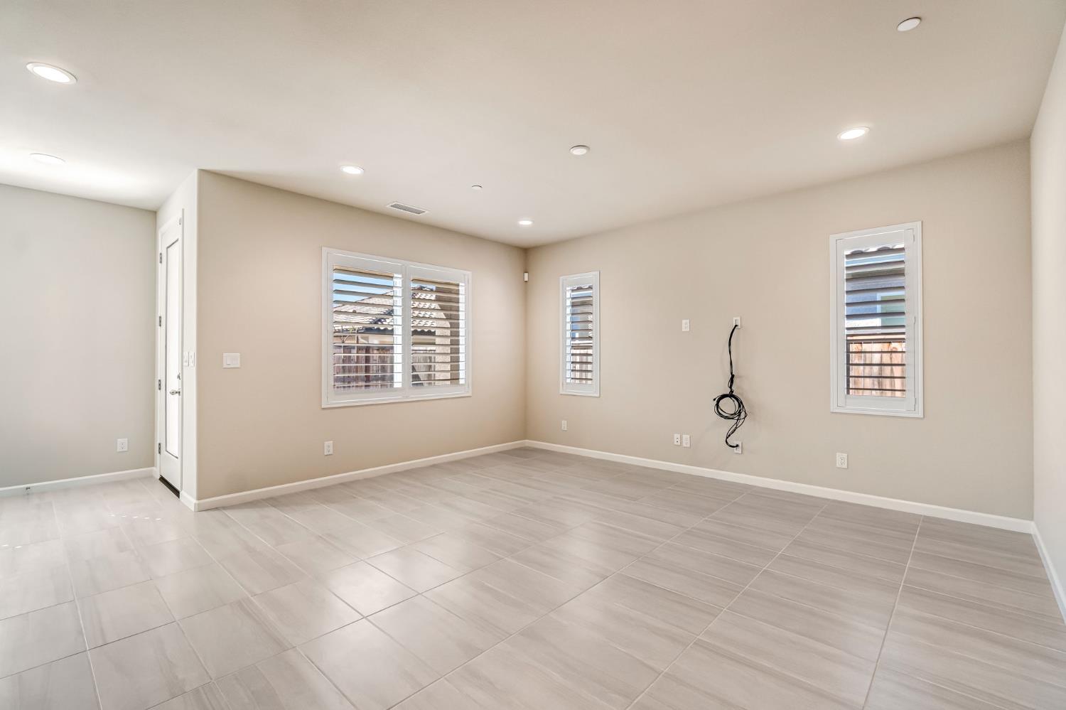642 Stone Crest Avenue Madera, CA 93636 - Photo 6 of 38
