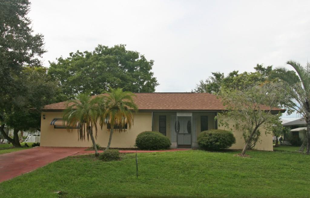 140 Wisteria Road Venice, FL 34293 - Photo 1 of 1 a front view of a house with a garden