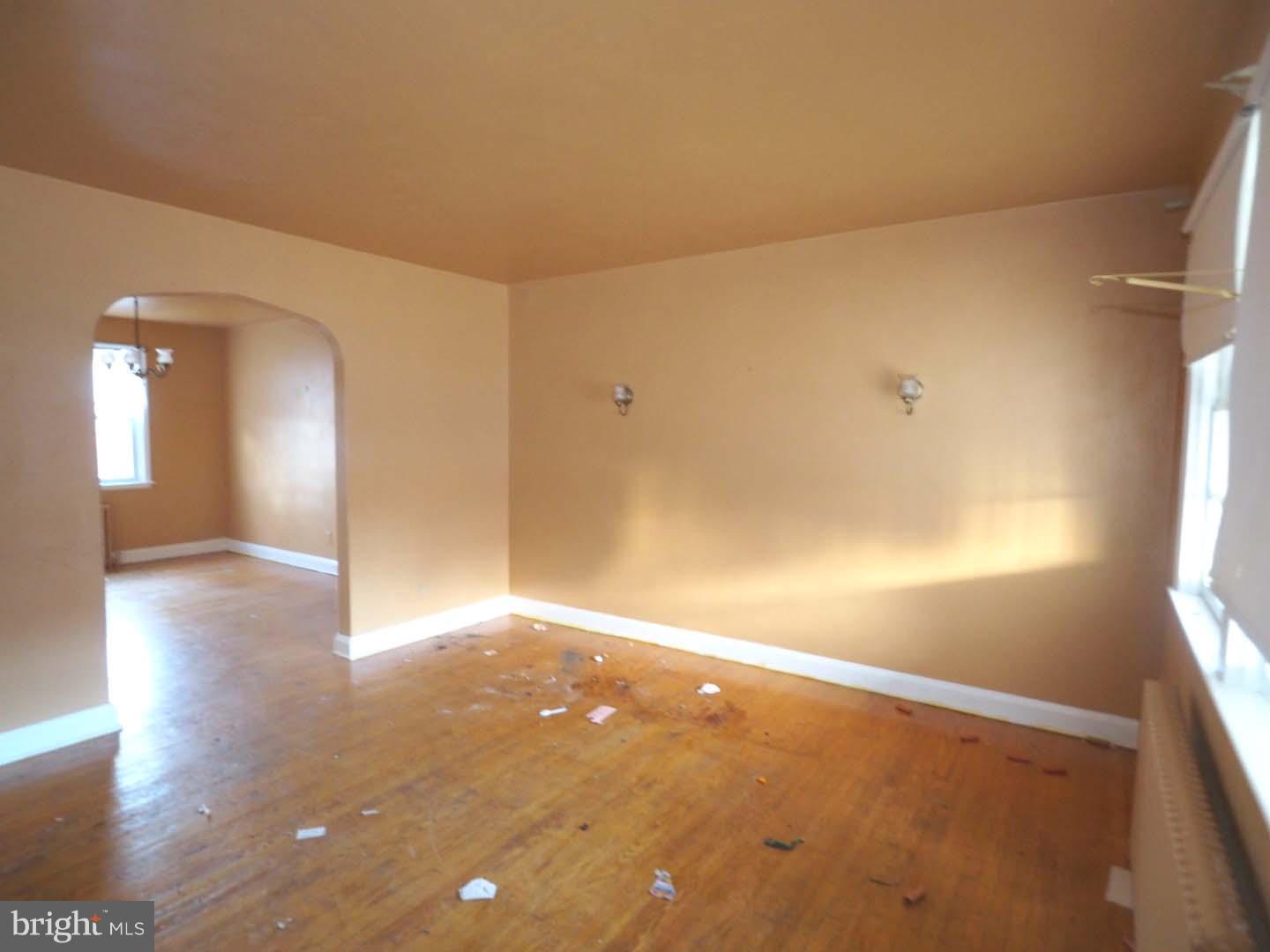 829 Braeside Road Baltimore, MD 21229 - Photo 2 of 19 Living Room