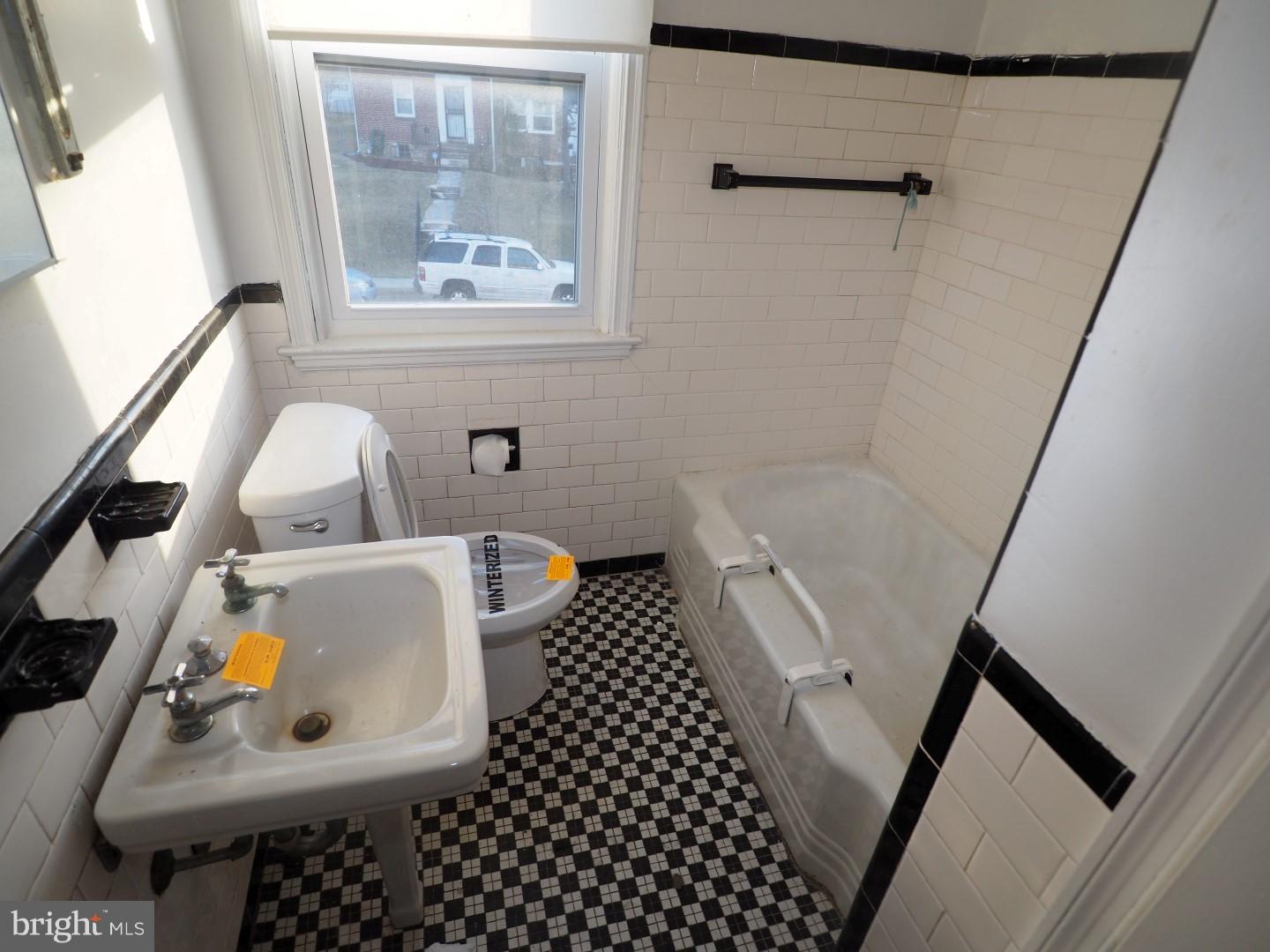 829 Braeside Road Baltimore, MD 21229 - Photo 16 of 19 Bath