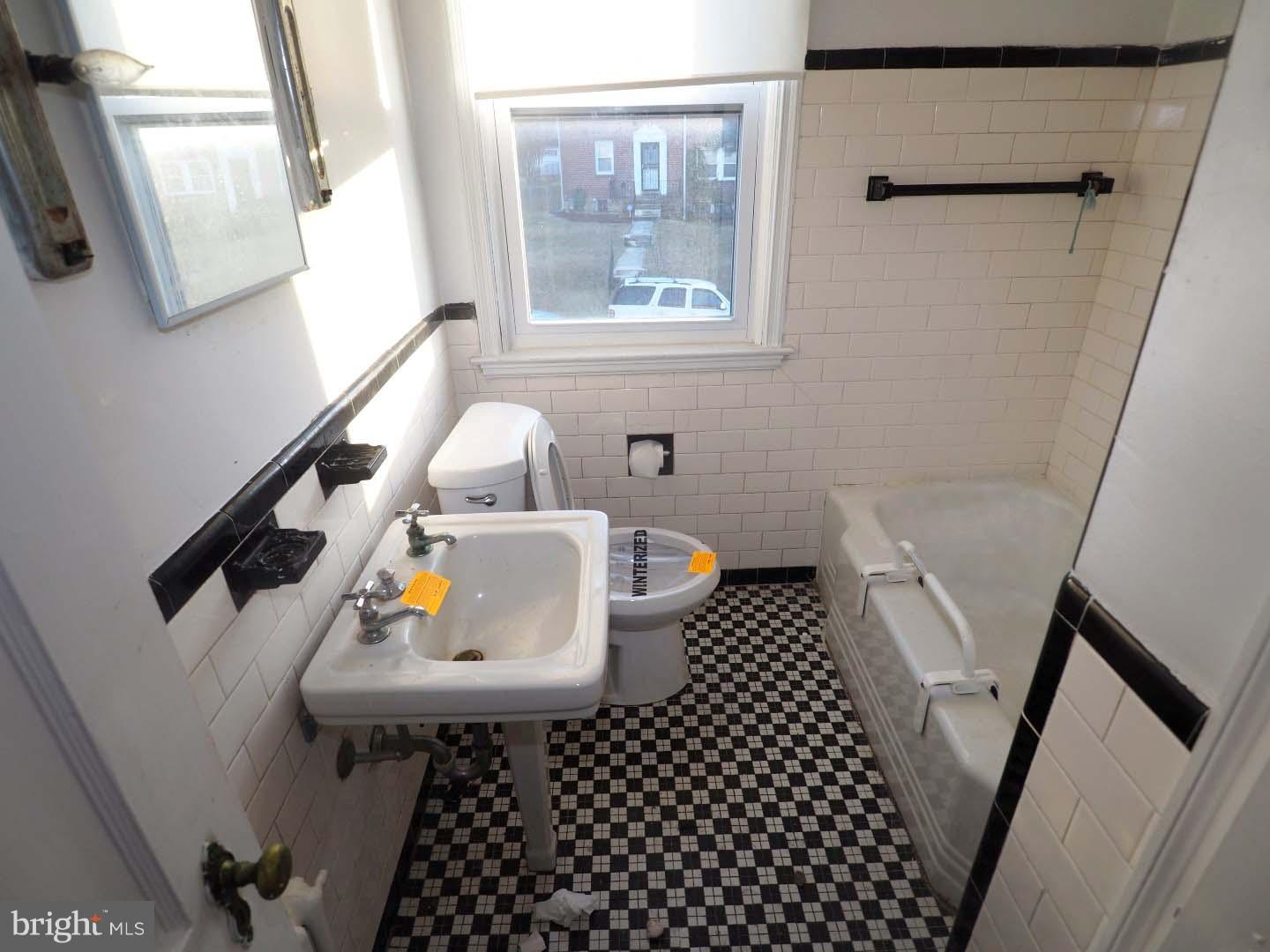 829 Braeside Road Baltimore, MD 21229 - Photo 17 of 19 Bath