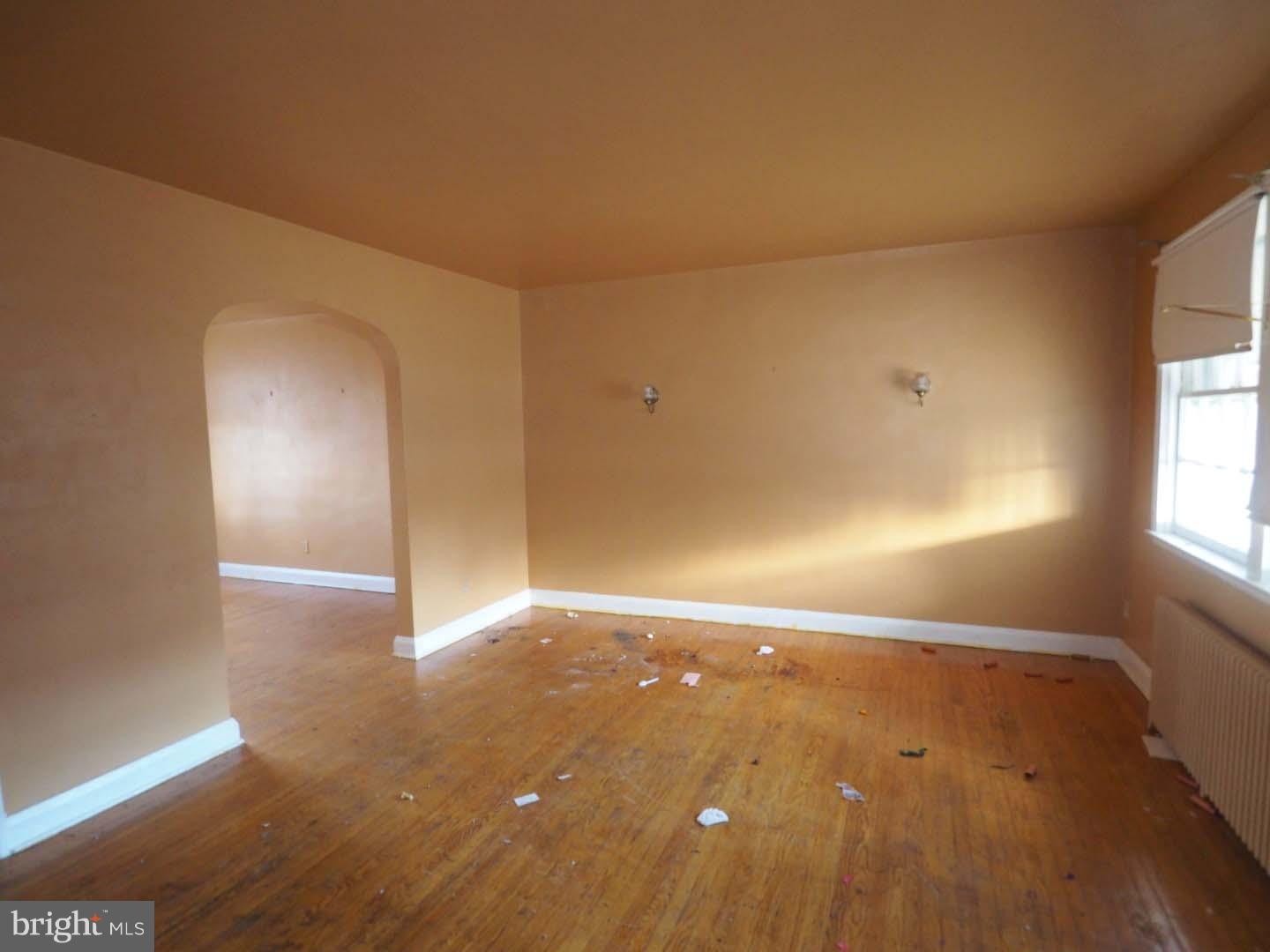829 Braeside Road Baltimore, MD 21229 - Photo 3 of 19 Living Room