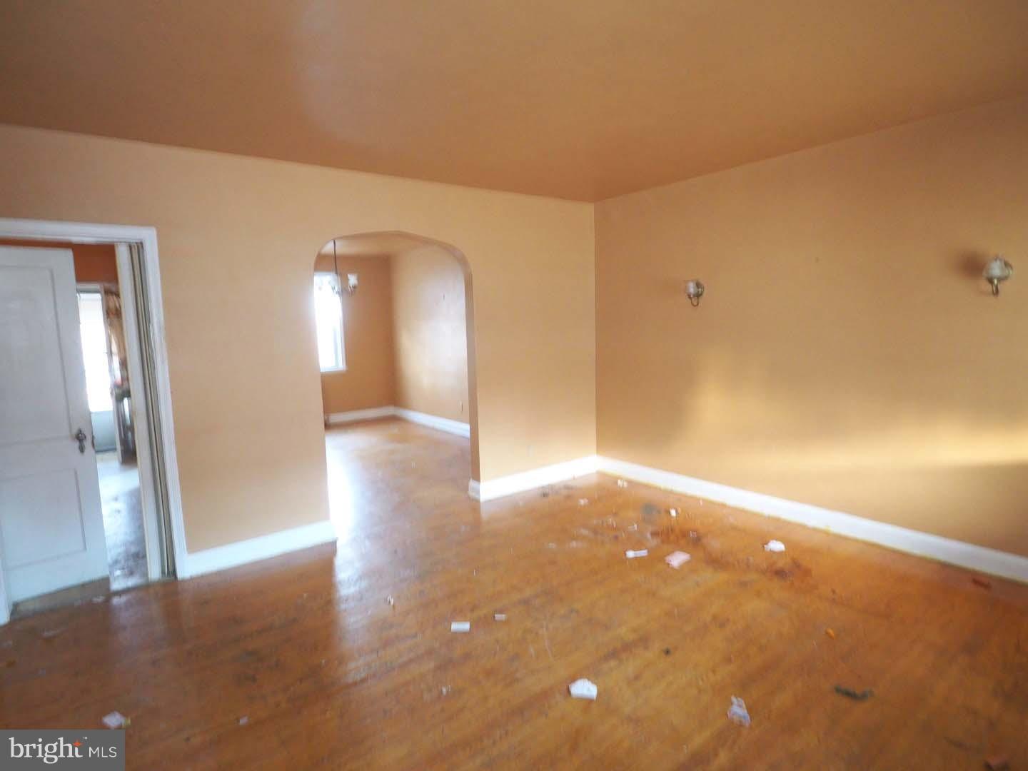 829 Braeside Road Baltimore, MD 21229 - Photo 4 of 19 Living Room
