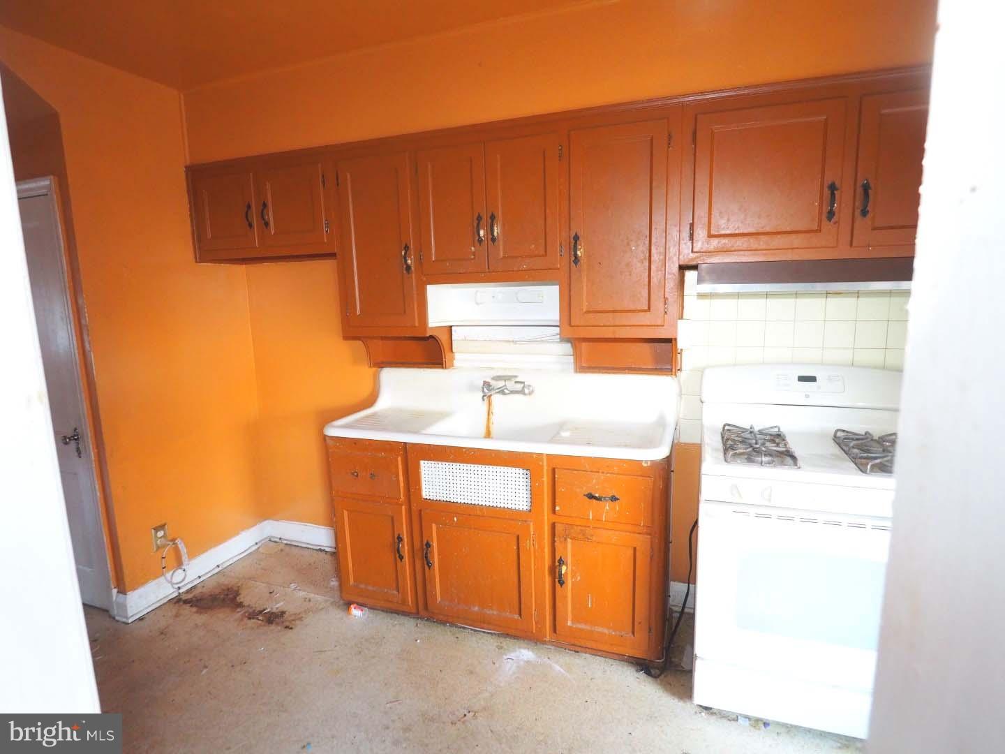 829 Braeside Road Baltimore, MD 21229 - Photo 5 of 19 Kitchen
