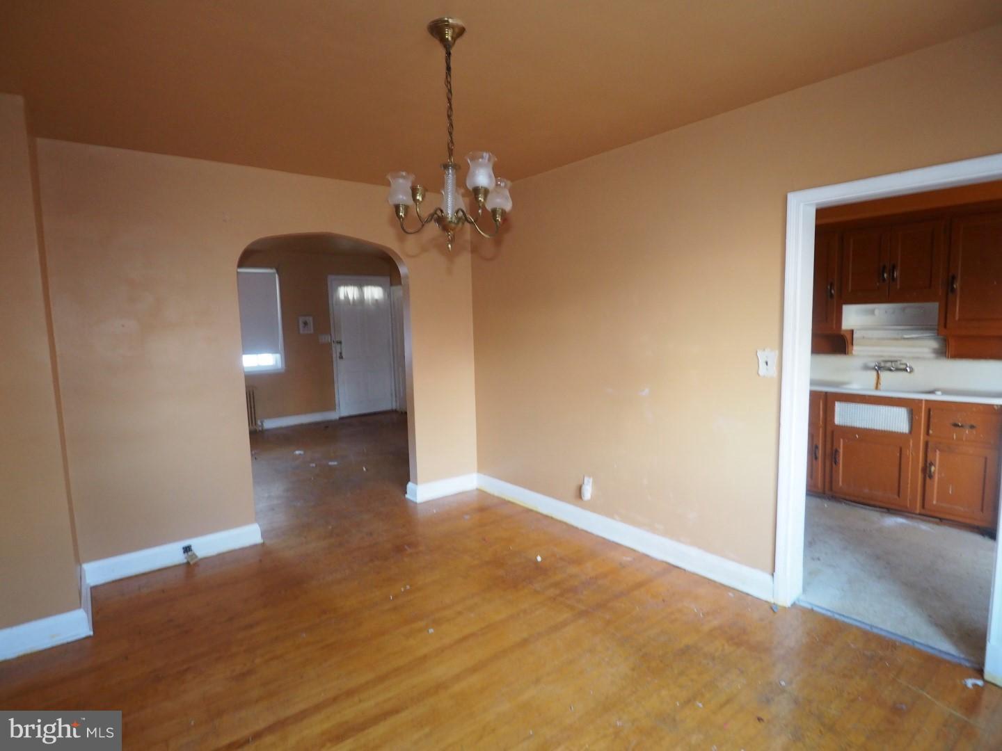 829 Braeside Road Baltimore, MD 21229 - Photo 10 of 19 Dining Room
