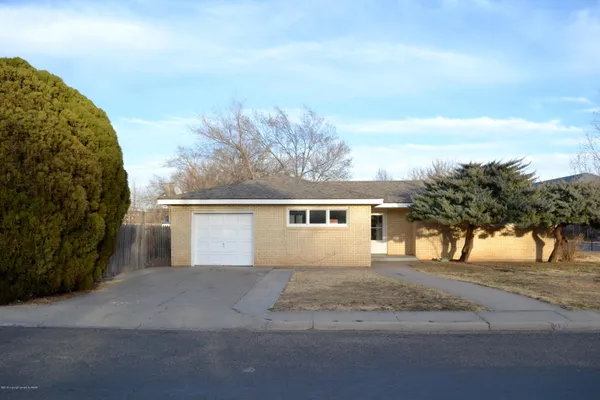 $1,900 | 211 27th Street, Canyon, TX 79015