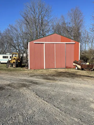 a view of a parking area