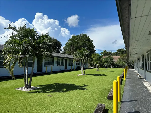 $1,595 | 2321 Madison Street, Unit 6, Hollywood, FL 33020