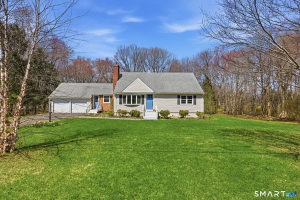 a view of an house with backyard and garden
