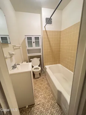 $1,100 | 156 Jay Street, Unit 6, Albany, NY 12210