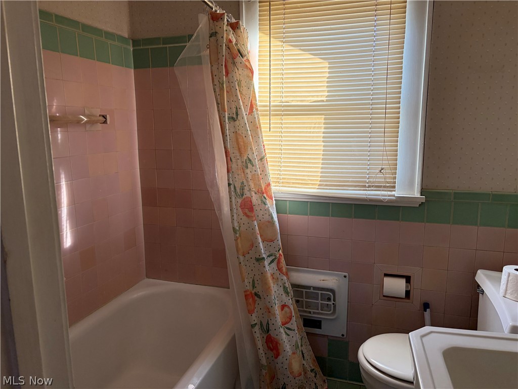 2031 Ridgewood Avenue Alliance, OH 44601 - Photo 18 of 22 UPSTAIRS BATH WITH TUB AND SHOWER