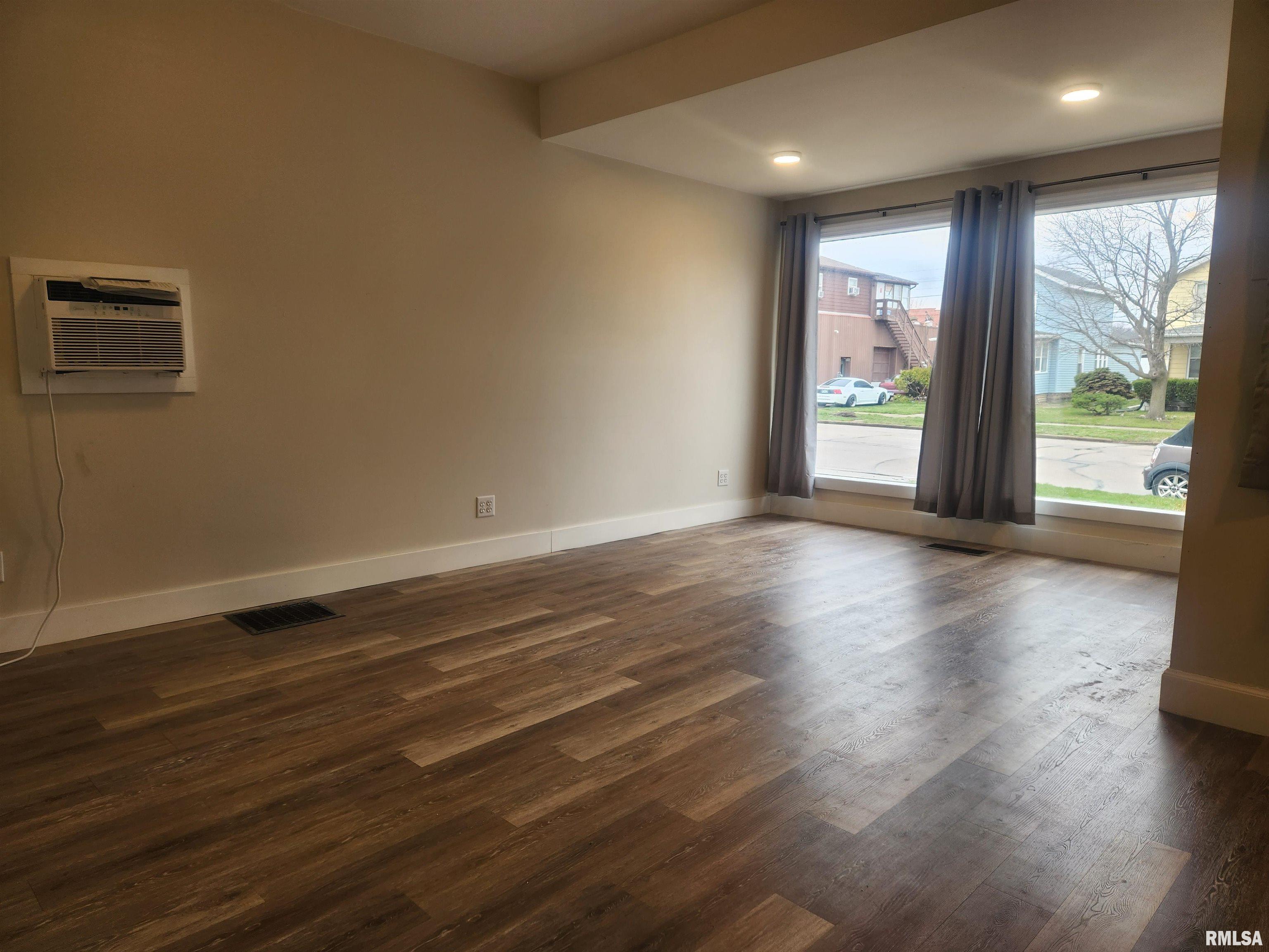 335 2nd Avenue South Clinton, IA 52732 - Photo 5 of 18