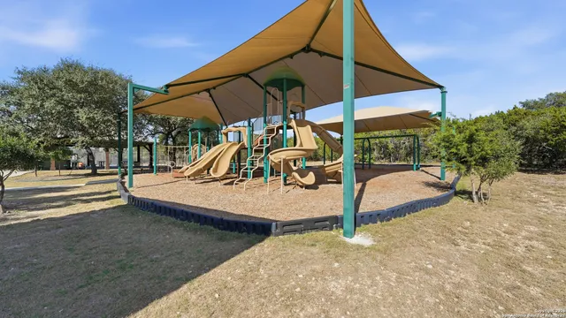 a view of a house with backyard