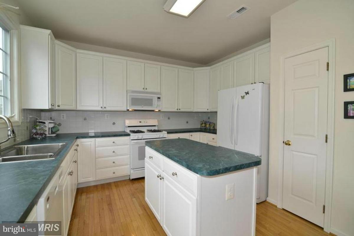 1316 Murray Downs Way Reston, VA 20194 - Photo 8 of 29 Kitchen