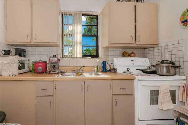 $655,000 | 3920 West 3rd Avenue, Hialeah, FL 33012