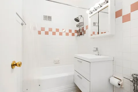 $175,000 | 4960 North Marine Drive, Unit 1519, Chicago, IL 60640
