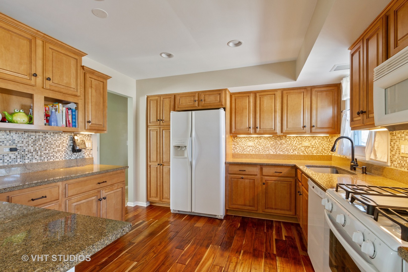 2400 Plum Tree Road Lindenhurst, IL 60046 - Photo 3 of 13 Gallery Image 3
