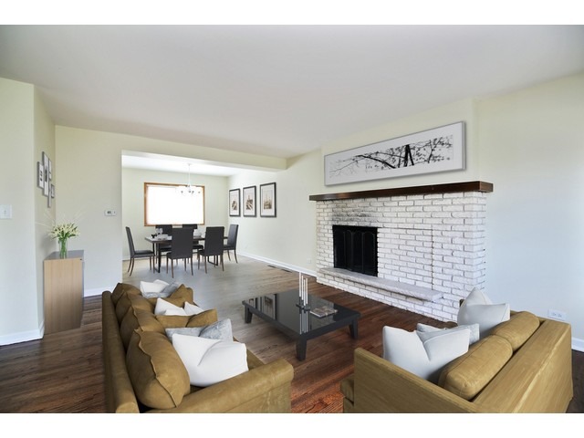 558 Green Bay Road Glencoe, IL 60022 - Photo 2 of 10 a living room with furniture