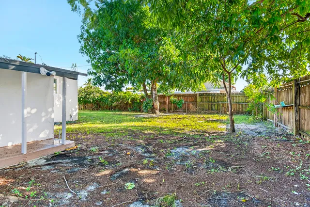 a view of a house with a backyard