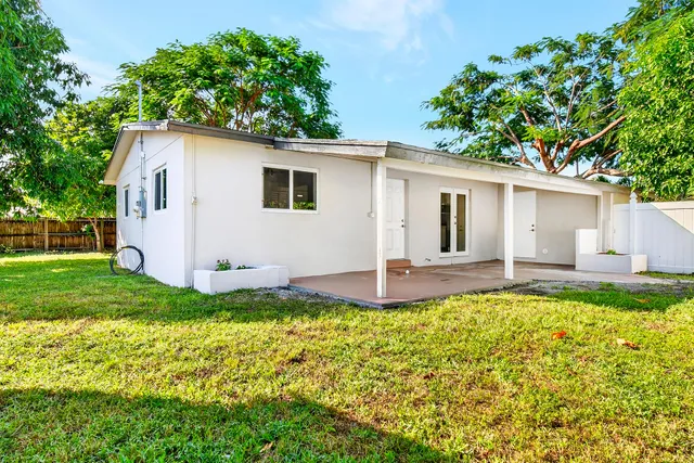 a view of a house with backyard and garden