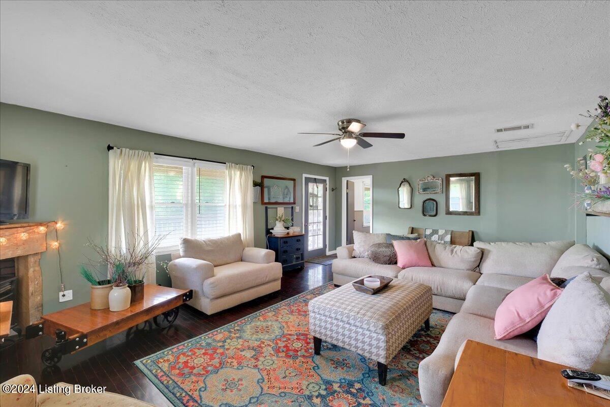 4881 Gest Road Pleasureville, KY 40057 - Photo 5 of 39 Living Room