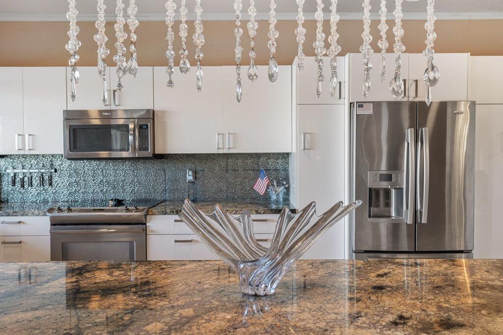 92 Lakeshore Drive Rancho Mirage, CA 92270 - Photo 17 of 62 KITCHEN