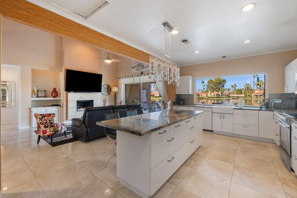 92 Lakeshore Drive Rancho Mirage, CA 92270 - Photo 20 of 62 KITCHEN AND GREAT ROOM