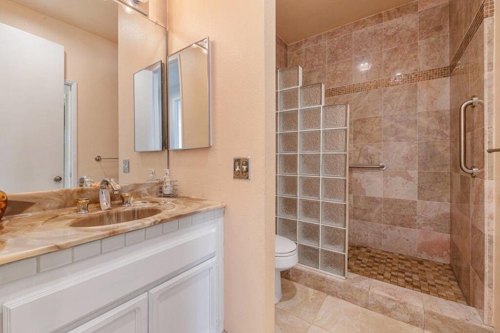 92 Lakeshore Drive Rancho Mirage, CA 92270 - Photo 26 of 62 GUEST BATHROOM