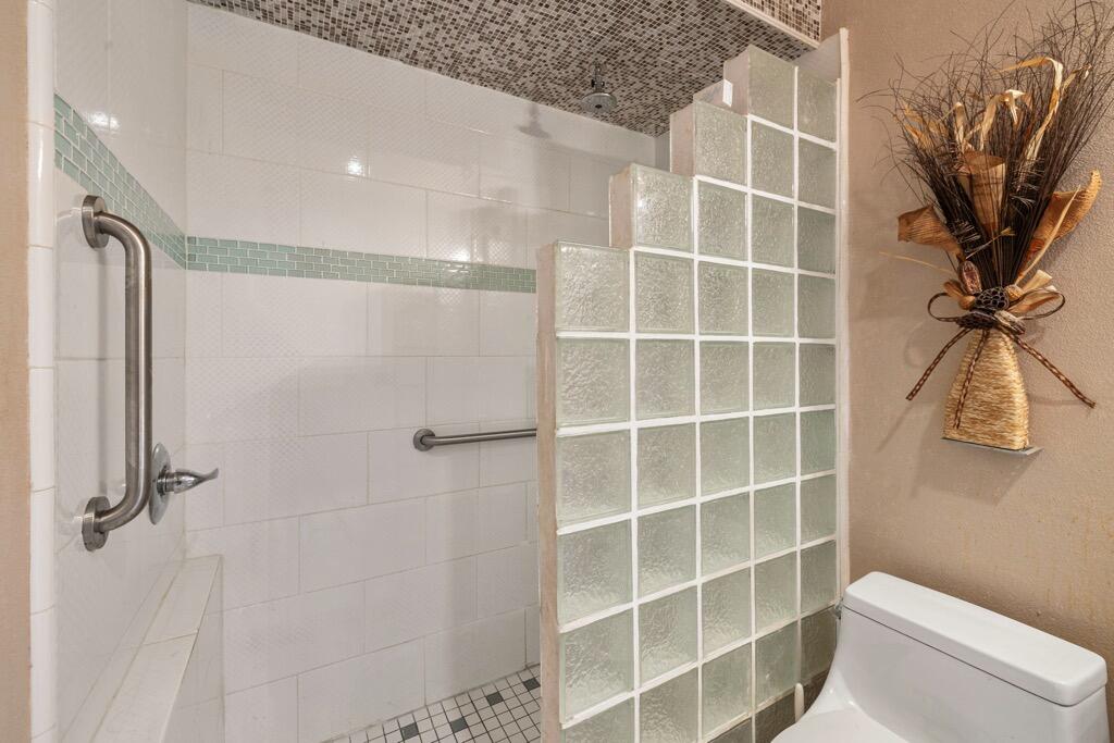 92 Lakeshore Drive Rancho Mirage, CA 92270 - Photo 29 of 62 GUEST BATH