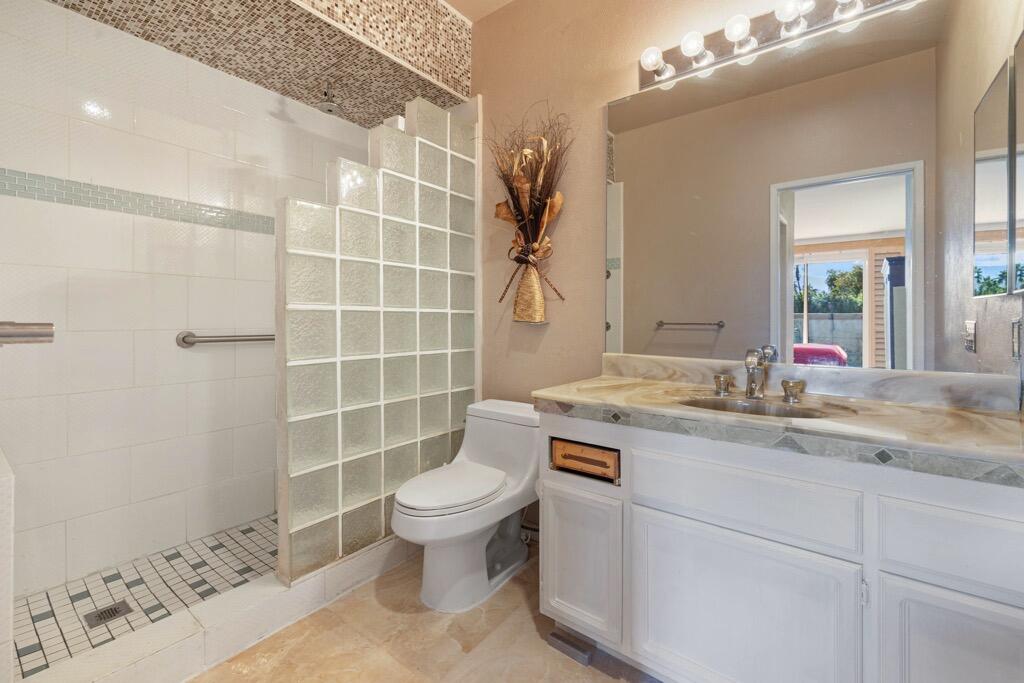 92 Lakeshore Drive Rancho Mirage, CA 92270 - Photo 30 of 62 GUEST BATH