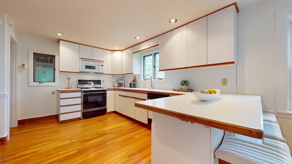 125 Oakdale Road Newton, MA 02461 - Photo 11 of 35