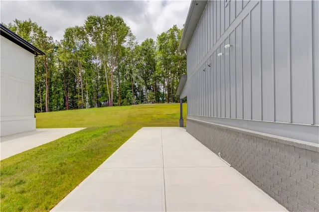 a view of a back yard