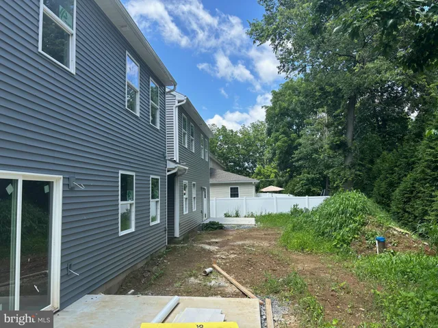 a view of house with a yard