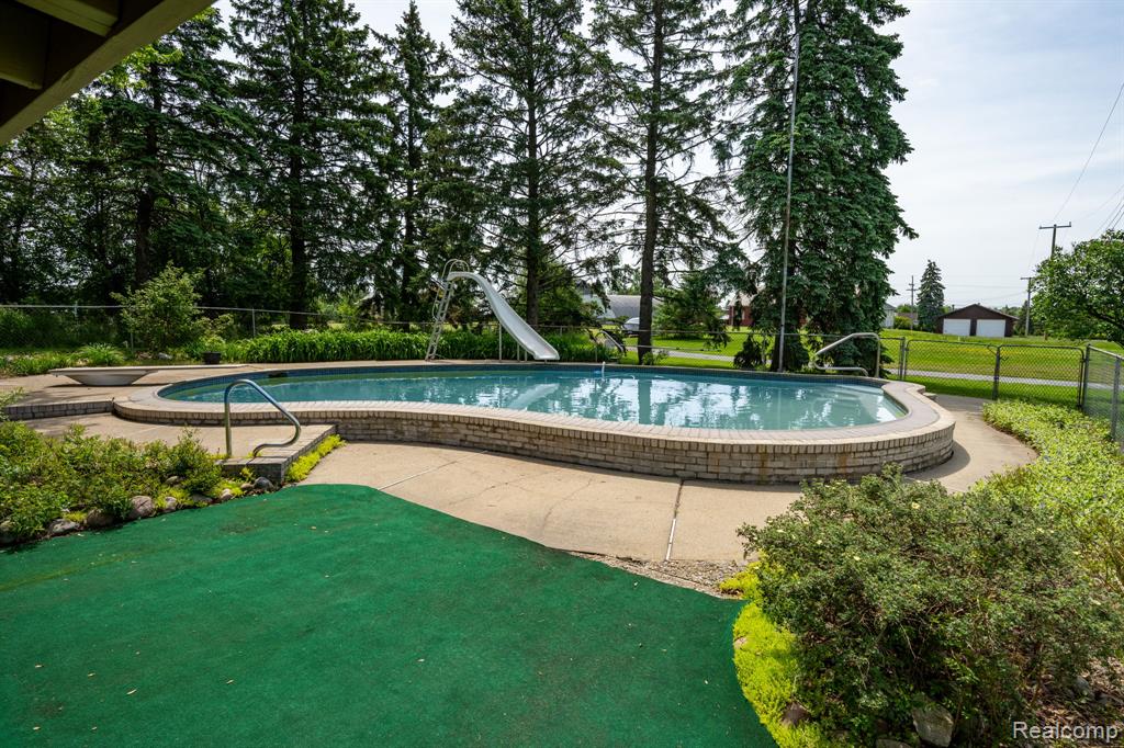 5871 Brewster Road Rochester, MI 48306 - Photo 4 of 50