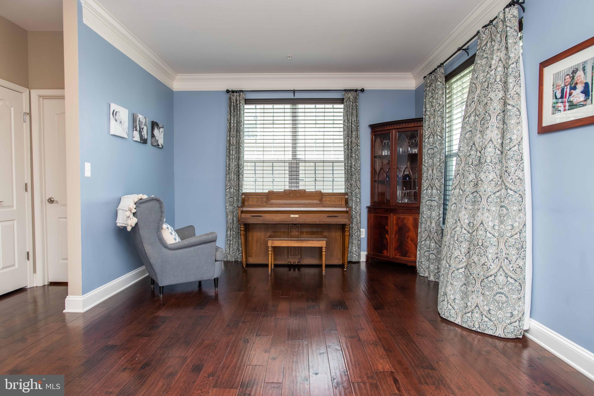 6711 Evanston Road Baltimore, MD 21209 - Photo 6 of 59 Living Room