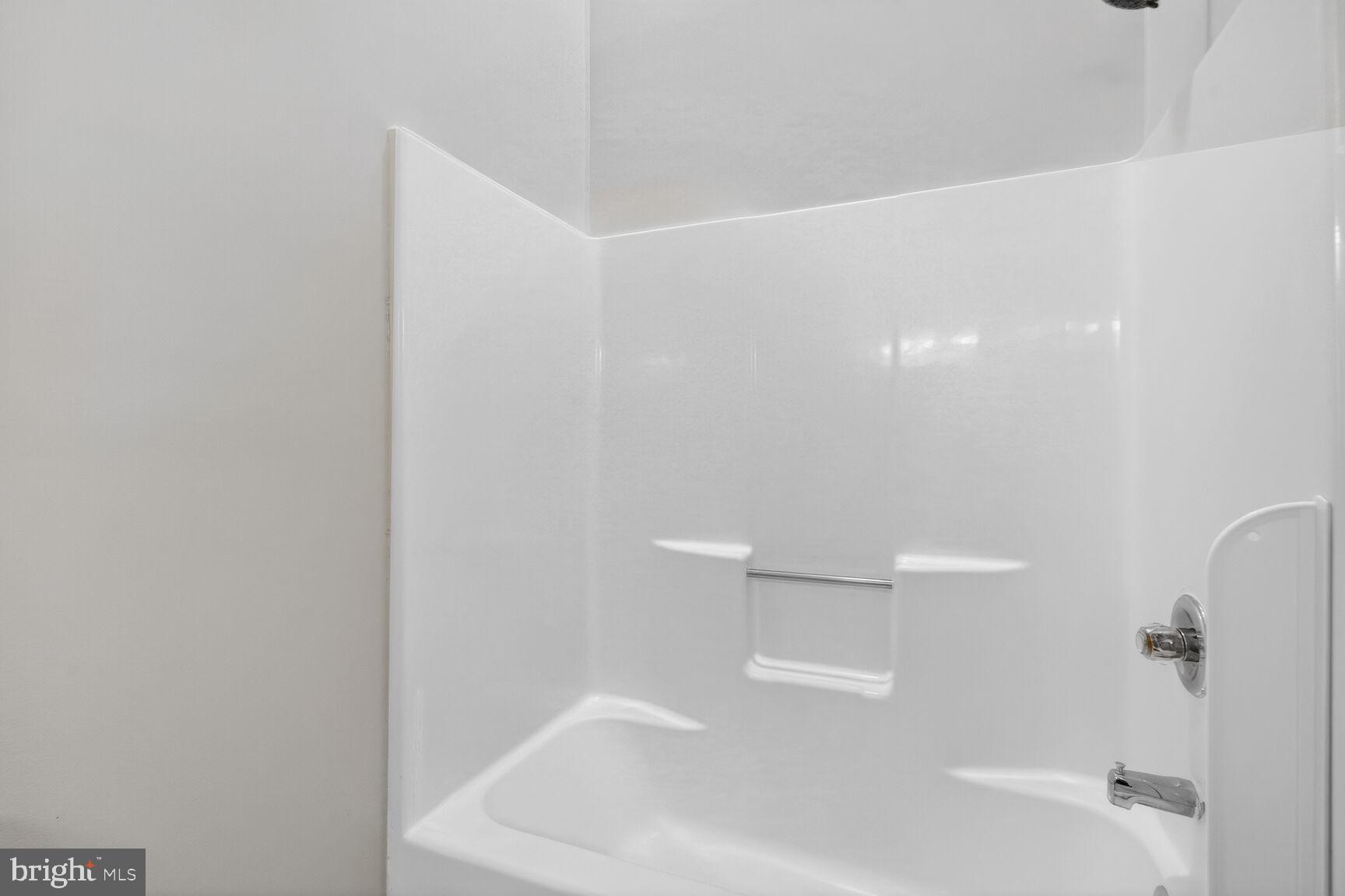 119 River Road Occoquan, VA 22125 - Photo 19 of 36 a bathroom with a bathtub