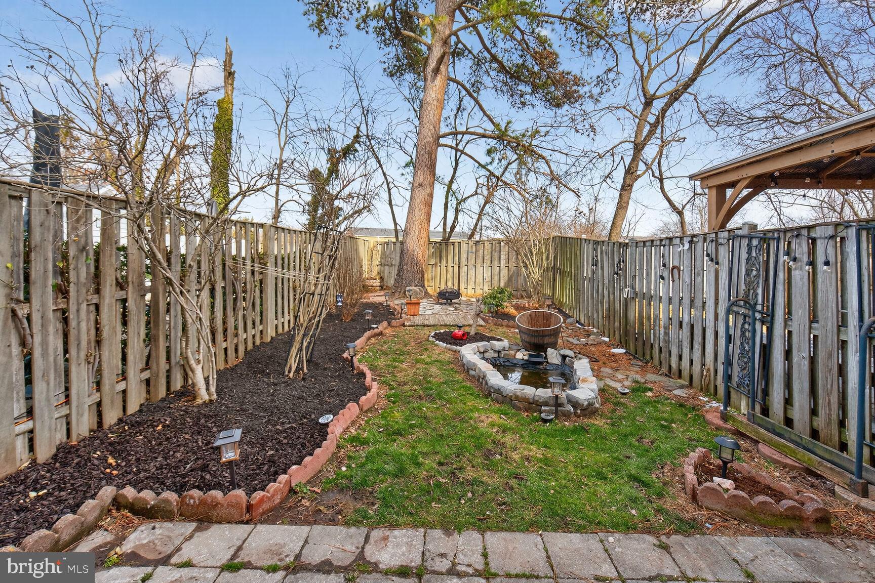 119 River Road Occoquan, VA 22125 - Photo 28 of 36 a backyard of a house with table and chairs