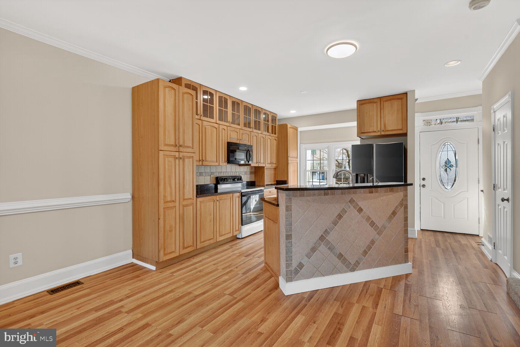 119 River Road Occoquan, VA 22125 - Photo 4 of 36 a living room with stainless steel appliances kitchen island granite countertop wooden floor and a view of kitchen