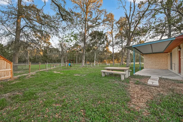 a view of a house with backyard