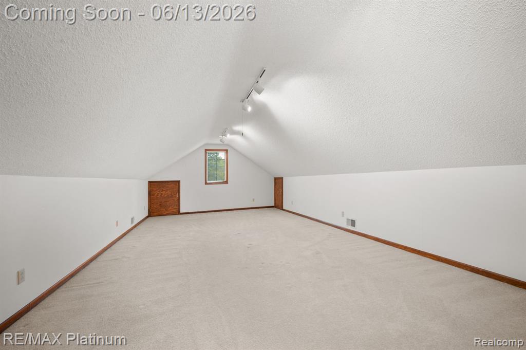 12902 Autumn Ridge Court Milford, MI 48380 - Photo 27 of 73