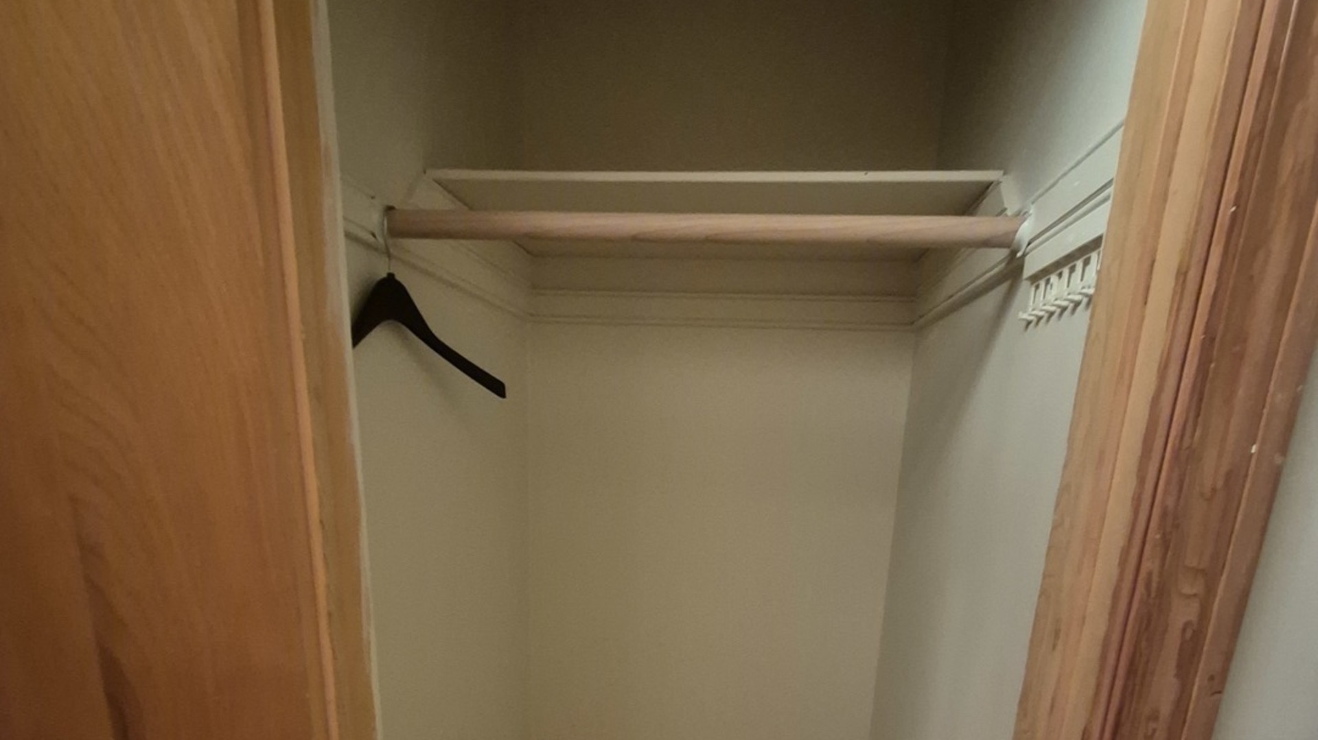 1224 North Irving Avenue Berkeley, IL 60163 - Photo 24 of 25 a bathroom with a bathtub