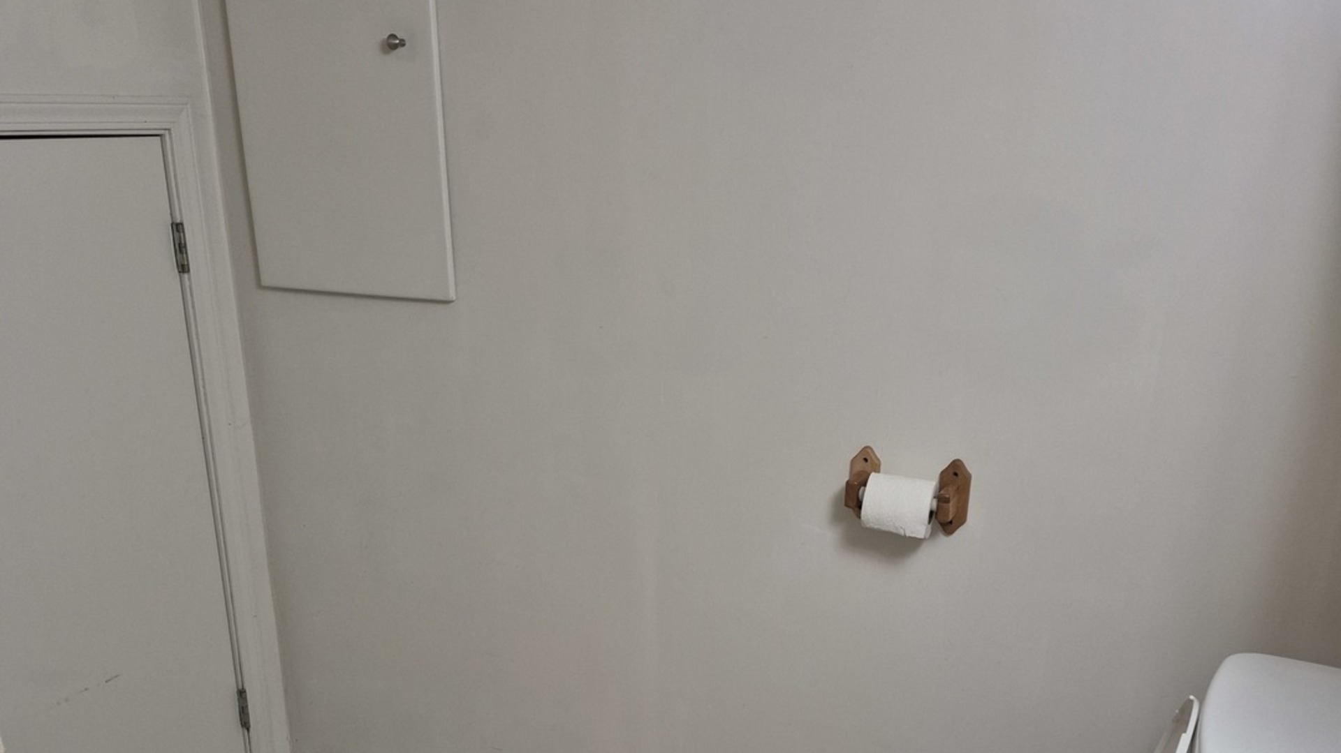 1224 North Irving Avenue Berkeley, IL 60163 - Photo 8 of 25 a view of cabinet with rug