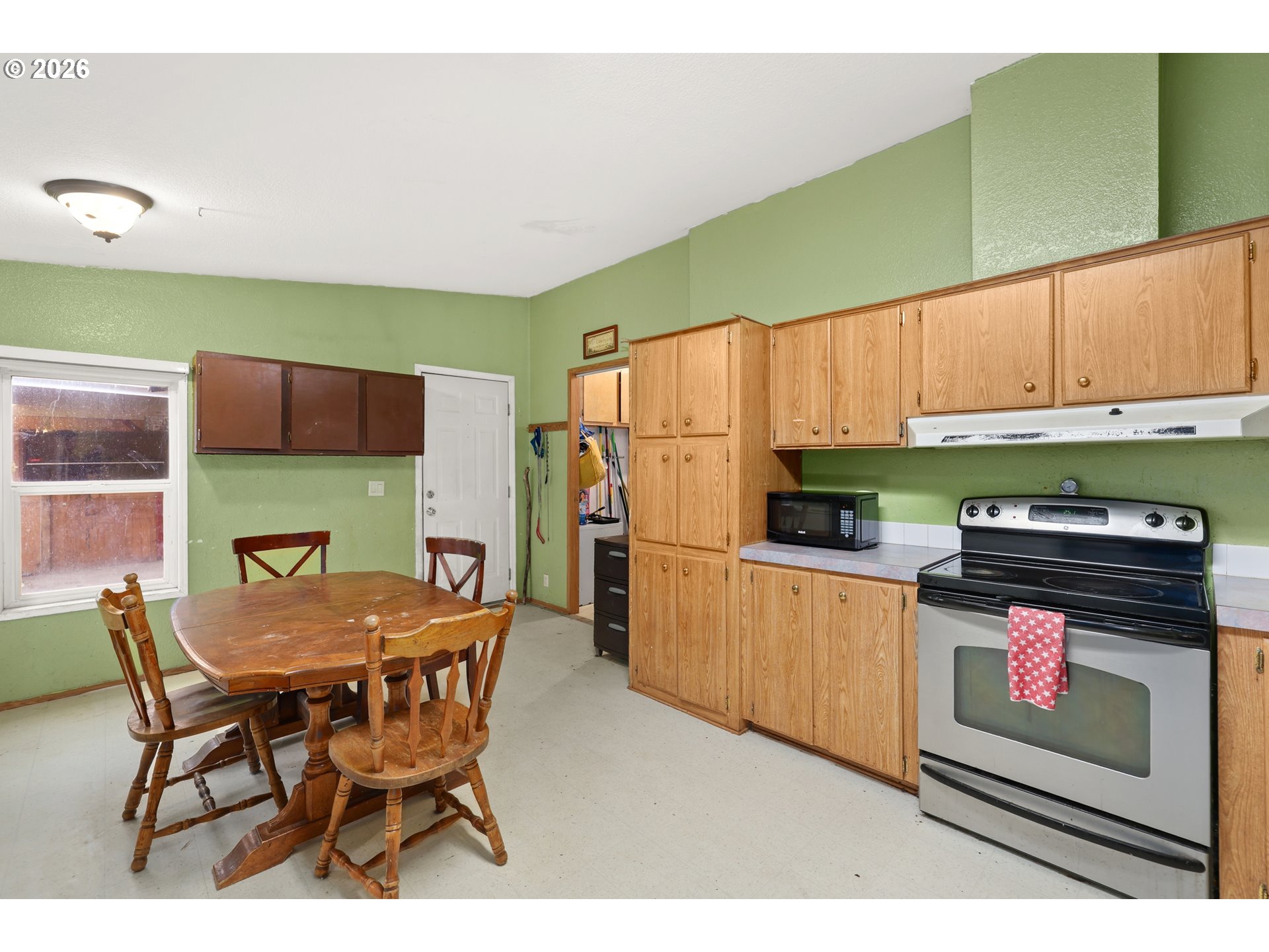 114 Shannon Lane Chehalis, WA 98532 - Photo 8 of 27 a kitchen with a table chairs refrigerator and cabinets