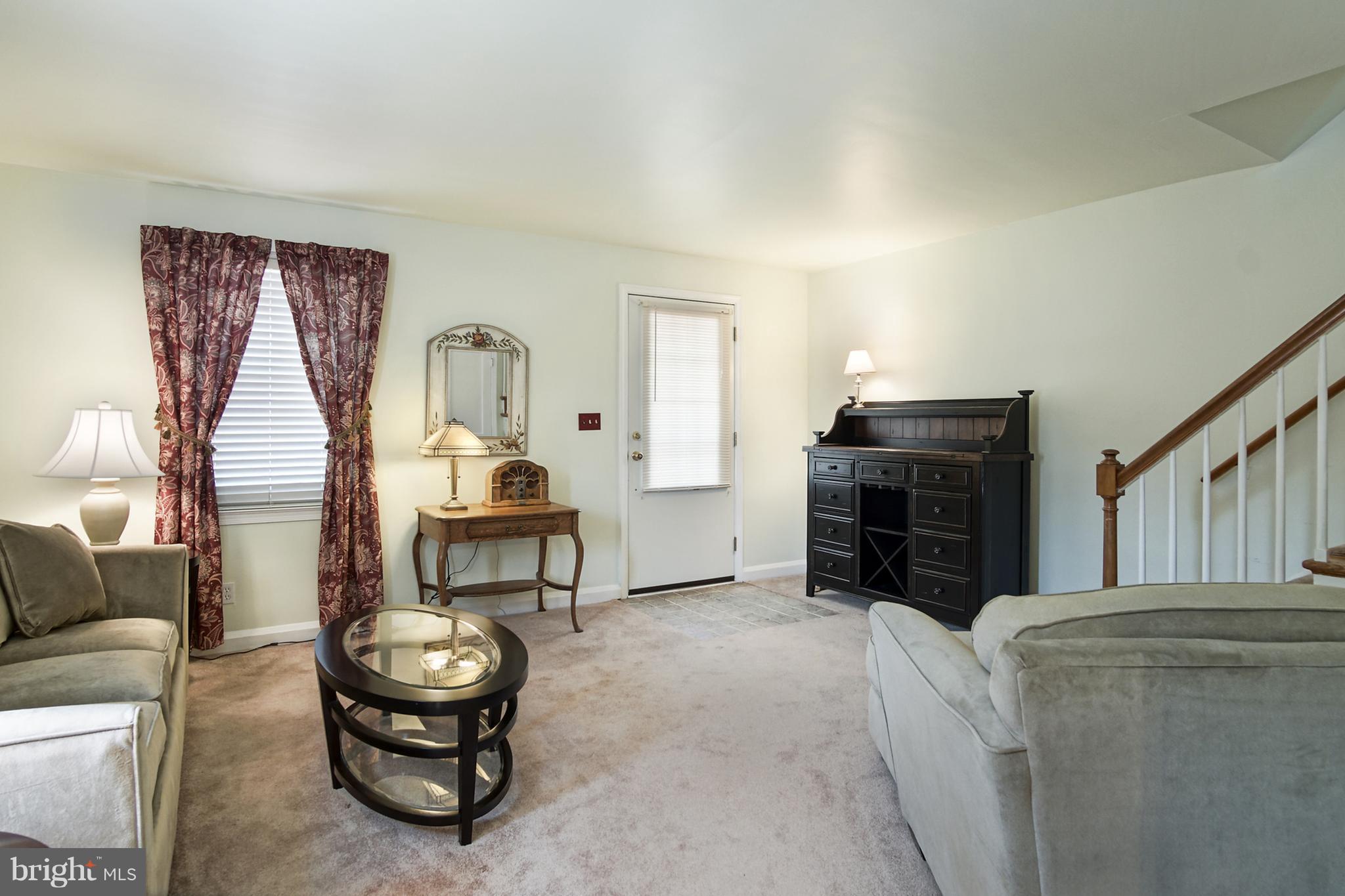 1082 Downton Road Baltimore, MD 21227 - Photo 4 of 26 Living Room