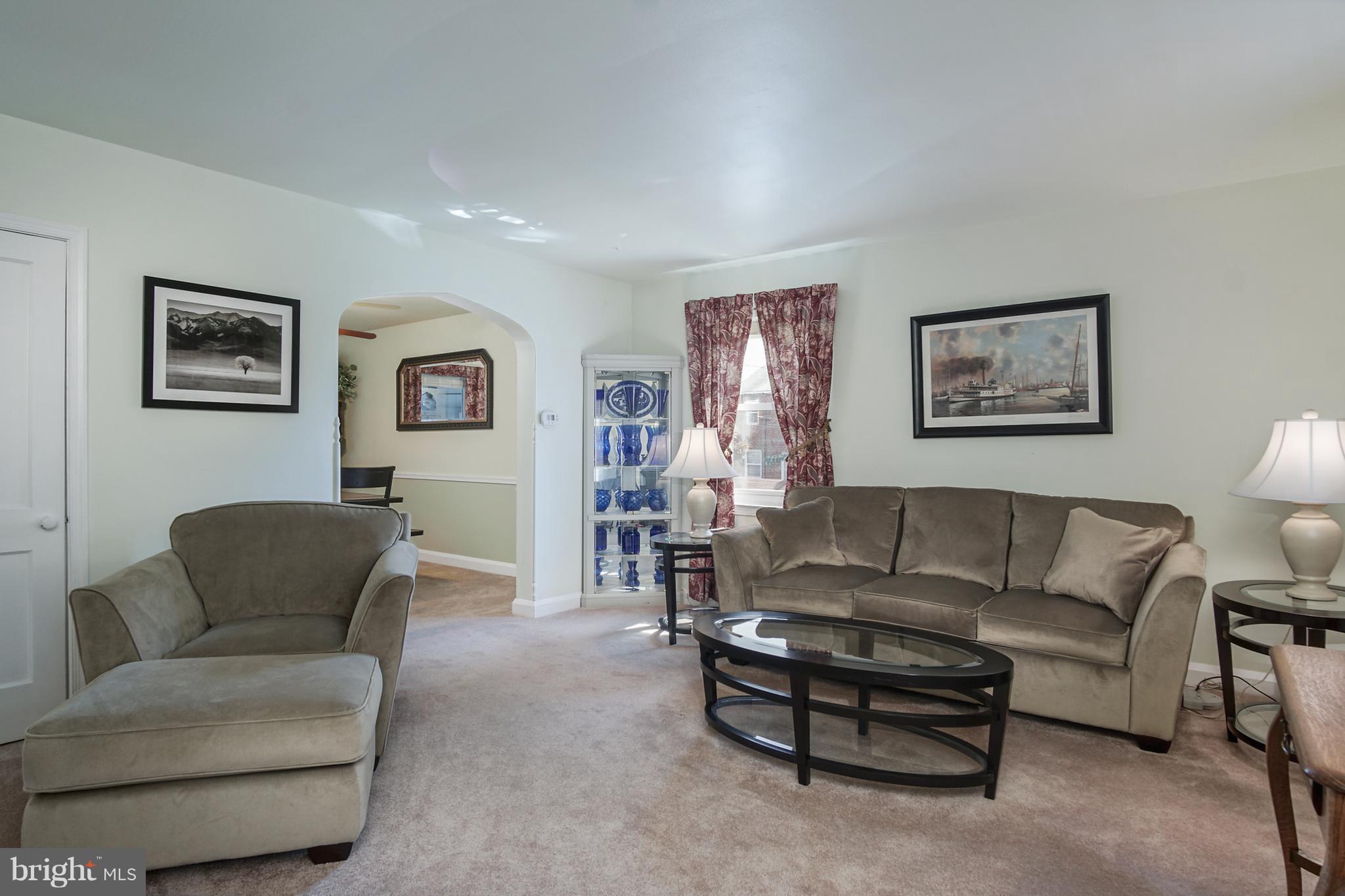 1082 Downton Road Baltimore, MD 21227 - Photo 5 of 26 Living Room