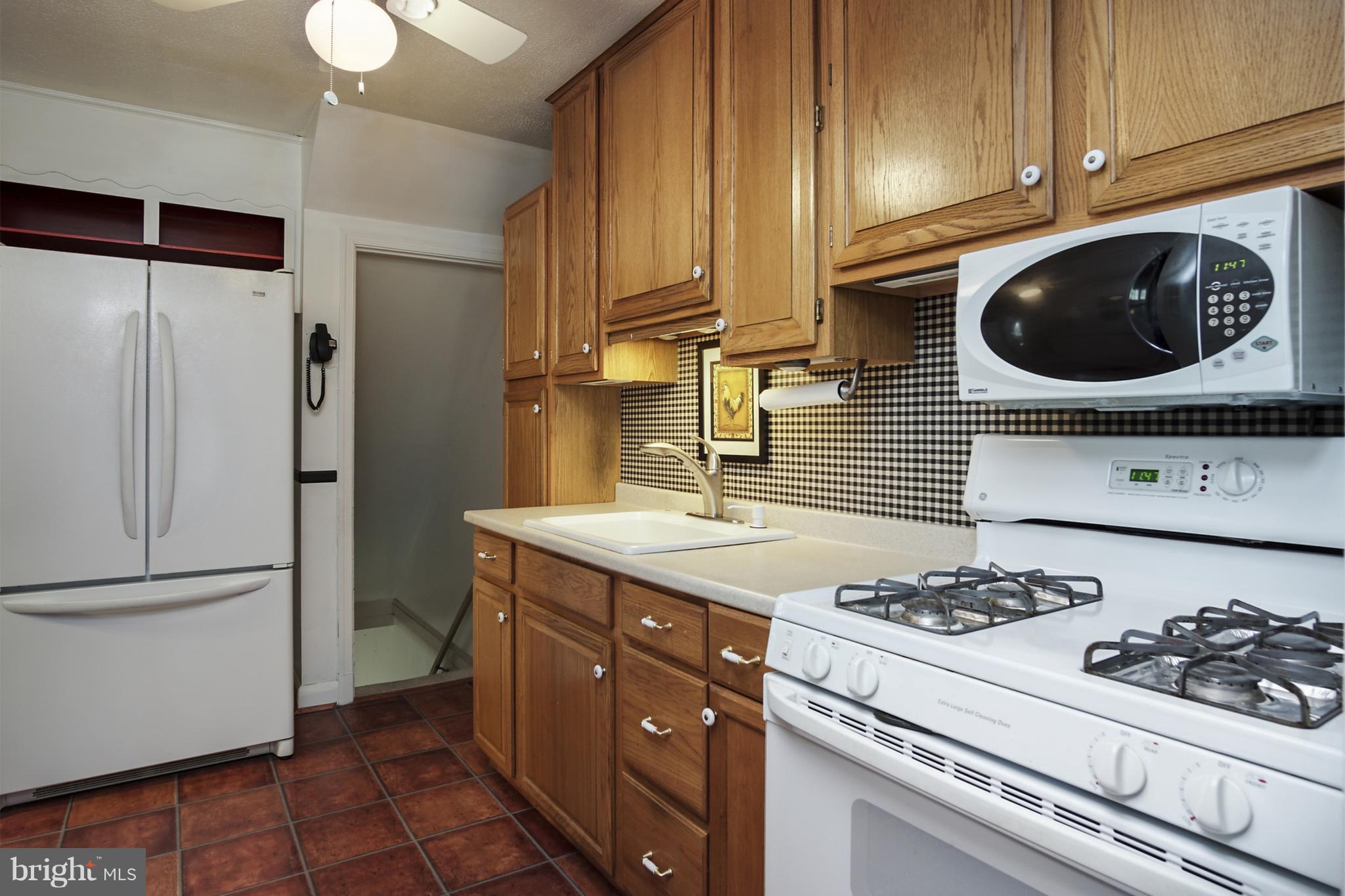 1082 Downton Road Baltimore, MD 21227 - Photo 9 of 26 Kitchen