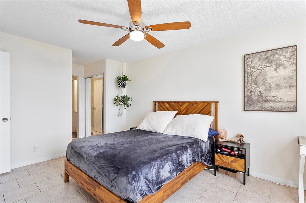 1800 North Andrews Avenue, Unit 9I Fort Lauderdale, FL 33311 - Photo 17 of 36 a bedroom with a bed and a painting on the wall
