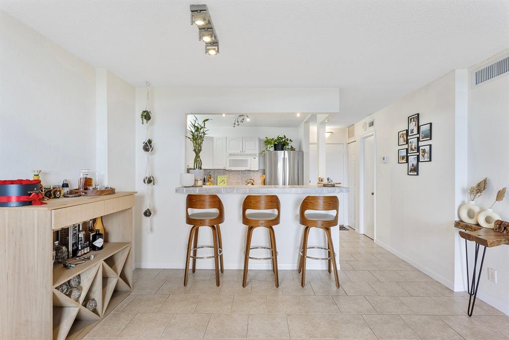 1800 North Andrews Avenue, Unit 9I Fort Lauderdale, FL 33311 - Photo 5 of 36 a view of dining room and kitchen with table and chairs